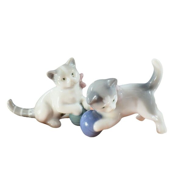 Vintage Pair Metzler Ortloff Kitty Cats Playing Ball Porcelain Figurines Germany - Picture 1 of 16